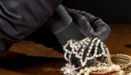 tis-arpaxan-ta-kosmimata-me-1