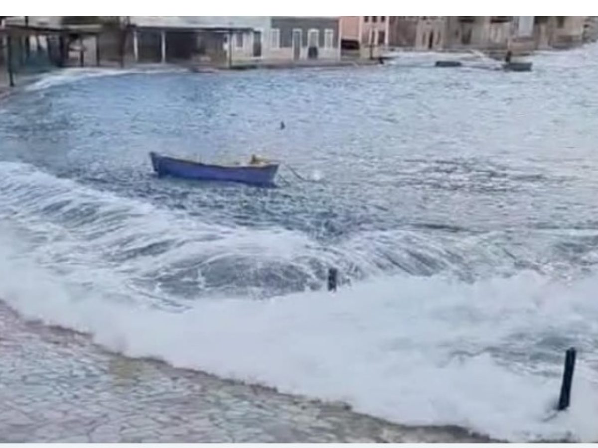 Τις πόρτες των σπιτιών έφτασε η θάλασσα σε Χάλκη και Καστελλόριζο – Εντυπωσιακά βίντεο ανήρτησαν οι δήμαρχοι