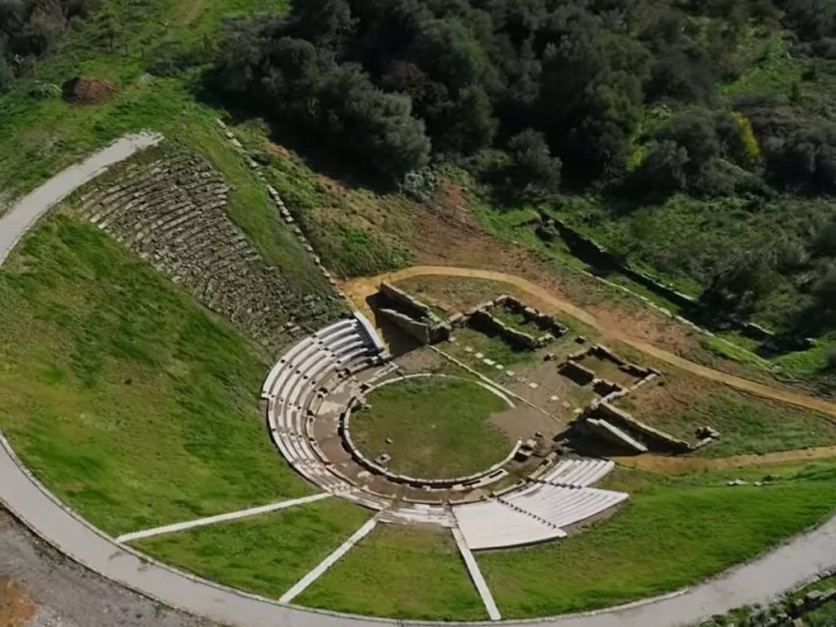 Το αρχαίο θέατρο Στράτου: 2.300 χρόνια ιστορίας μέσα σε ένα πλάνο από τον ουρανό