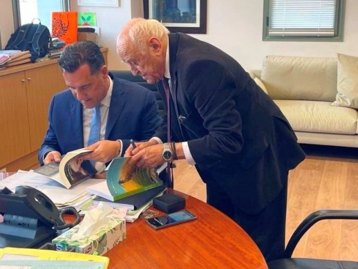 Το «δώρο» στον Άδωνι και η τήρηση  των νόμων ως ύψιστο καθήκον και υποχρέωση κάθε αιρετού