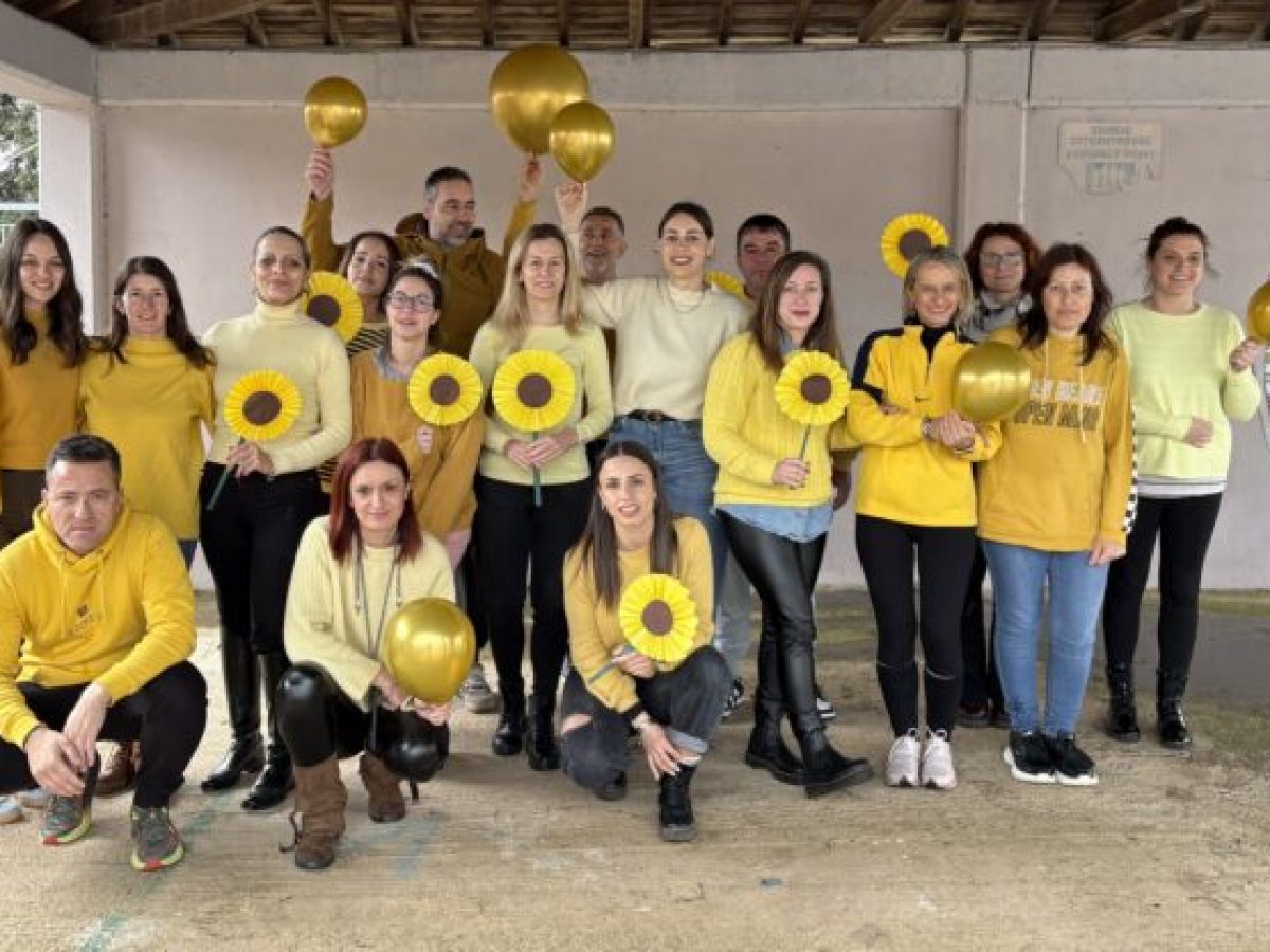 Το Ε.Ε.Ε.Ε.Κ. Κομοτηνής γέμισε με το χρώμα της ελπίδας για την “Παγκόσμια Ημέρα κατά του Παιδικού Καρκίνου” (φωτος)