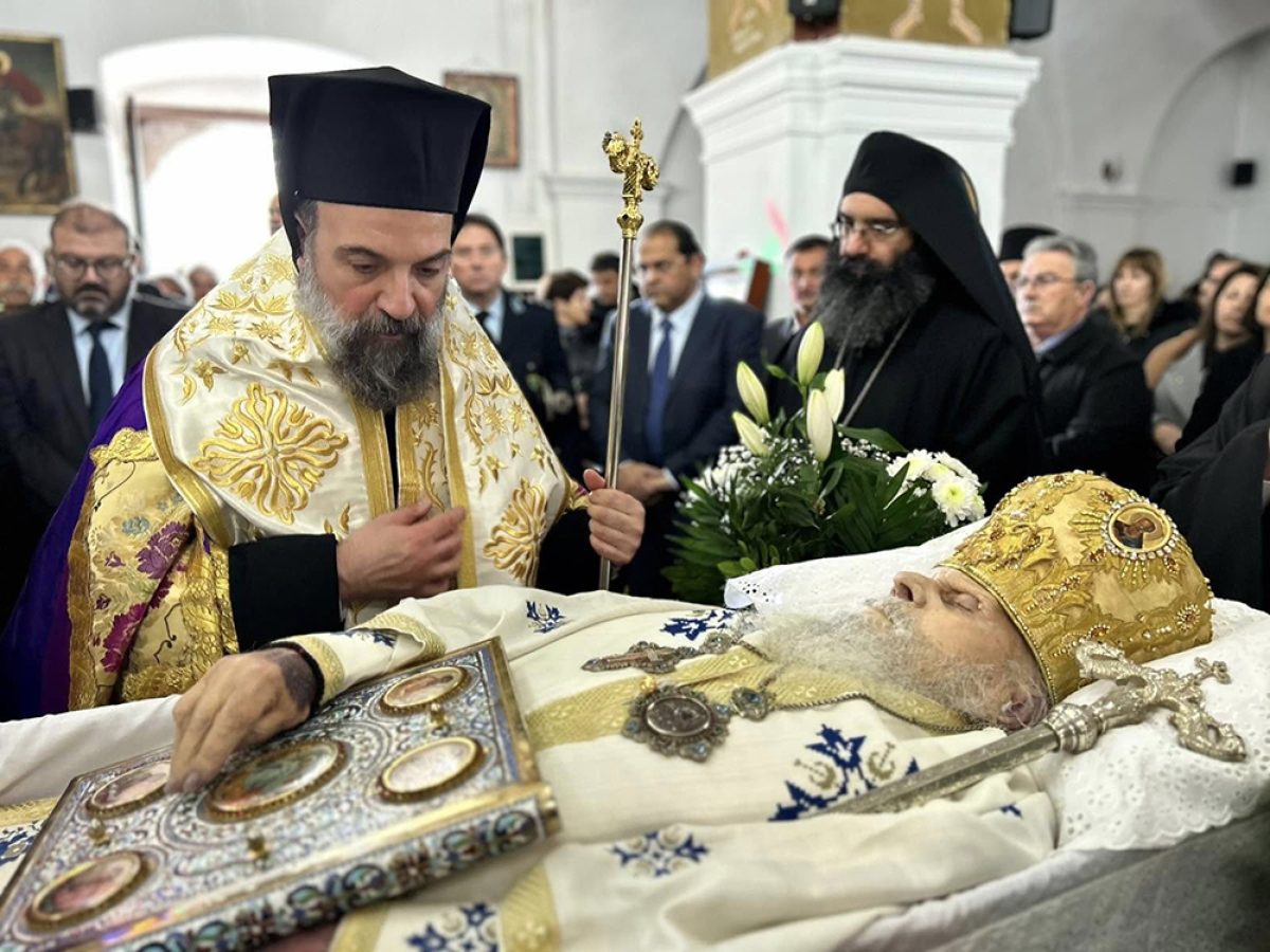 Το «Ύστατο Χαίρε» στον Μητροπολίτη πρ. Θήρας Επιφάνιο (φώτος)