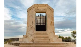 to-mnimio-lok-sto-kavouri-1