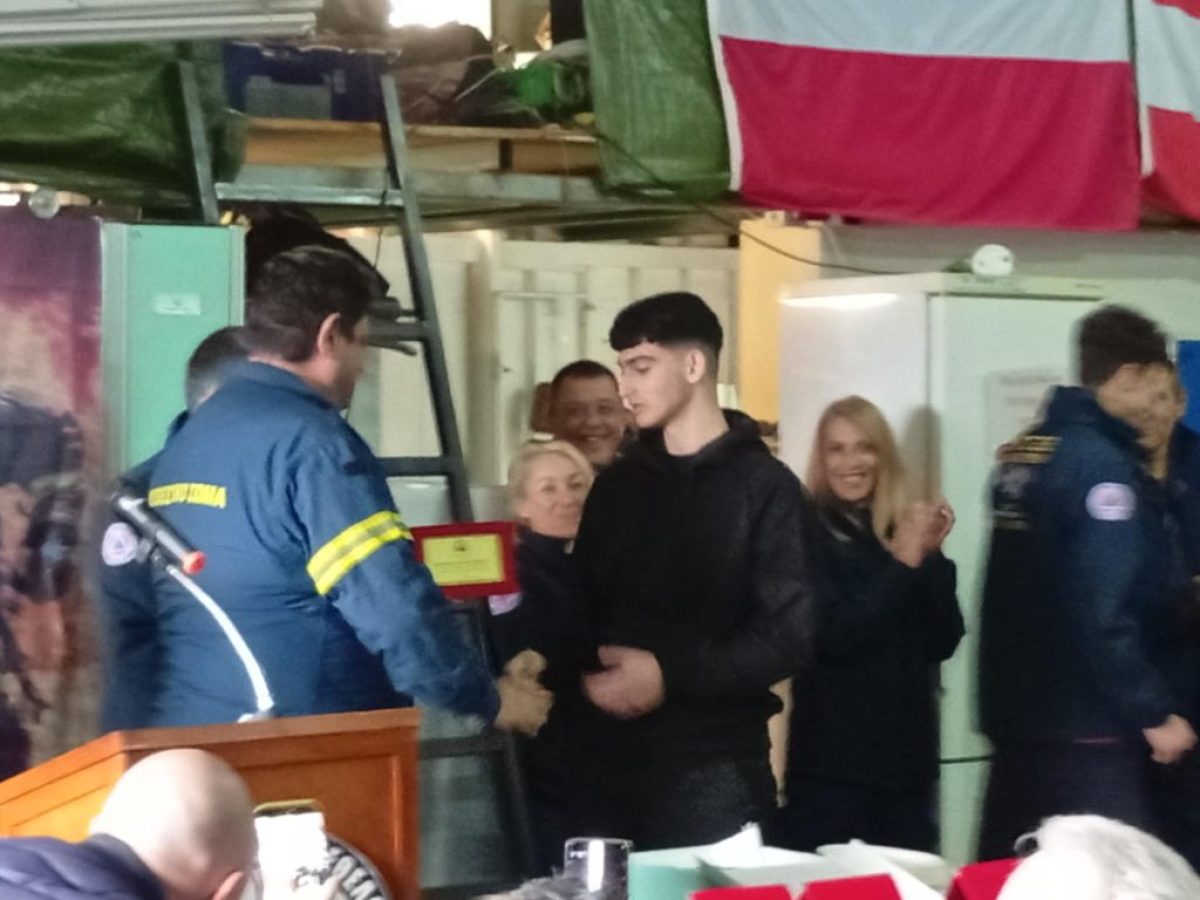 Το ΠΥΣΕΘ τίμησε τους μαθητές του ΓΕΛ Μαραθώνα που έσωσαν δύο ηλικιωμένους (φωτογραφίες)