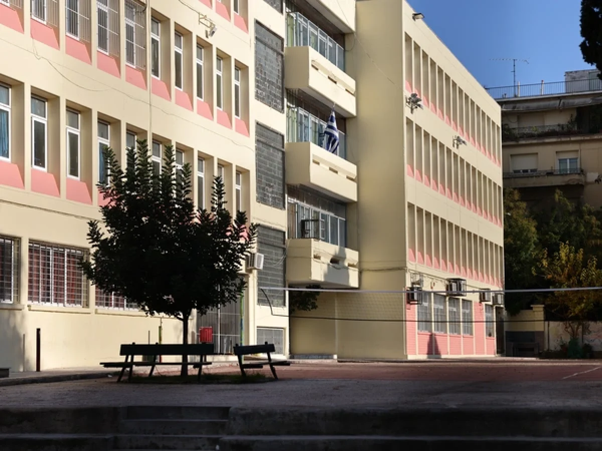 Τρίκαλα: Γιαγιά πήγε να πάρει τους βαθμούς του εγγονού της αλλά κατέληξε στο τμήμα (ΒΙΝΤΕΟ)