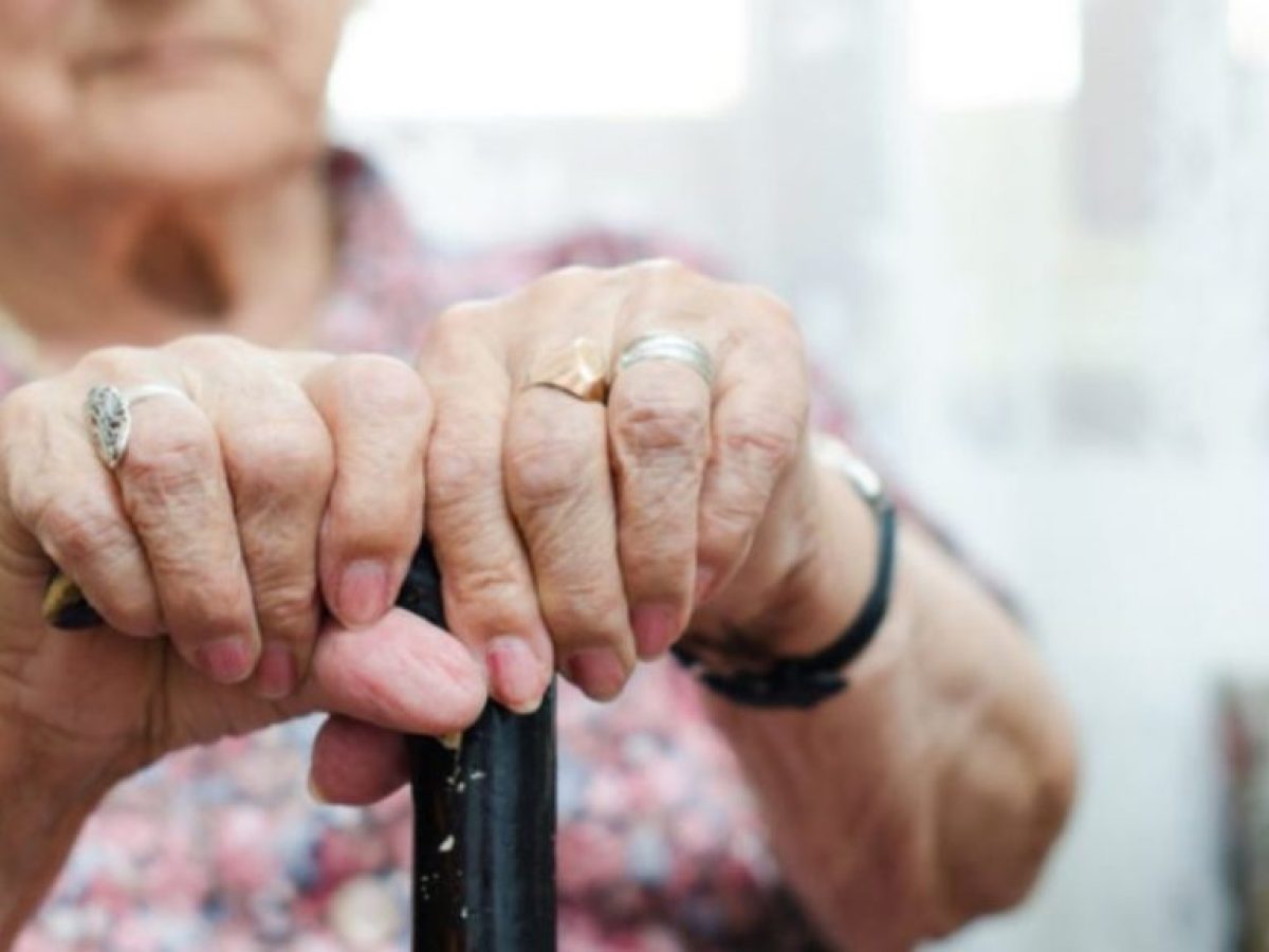 Τρίκαλα: Με χειροπέδες γιαγιά που έκανε… “μανούρα” σε διευθυντή σχολείου: Δεν της άρεσαν οι βαθμοί του εγγονού της