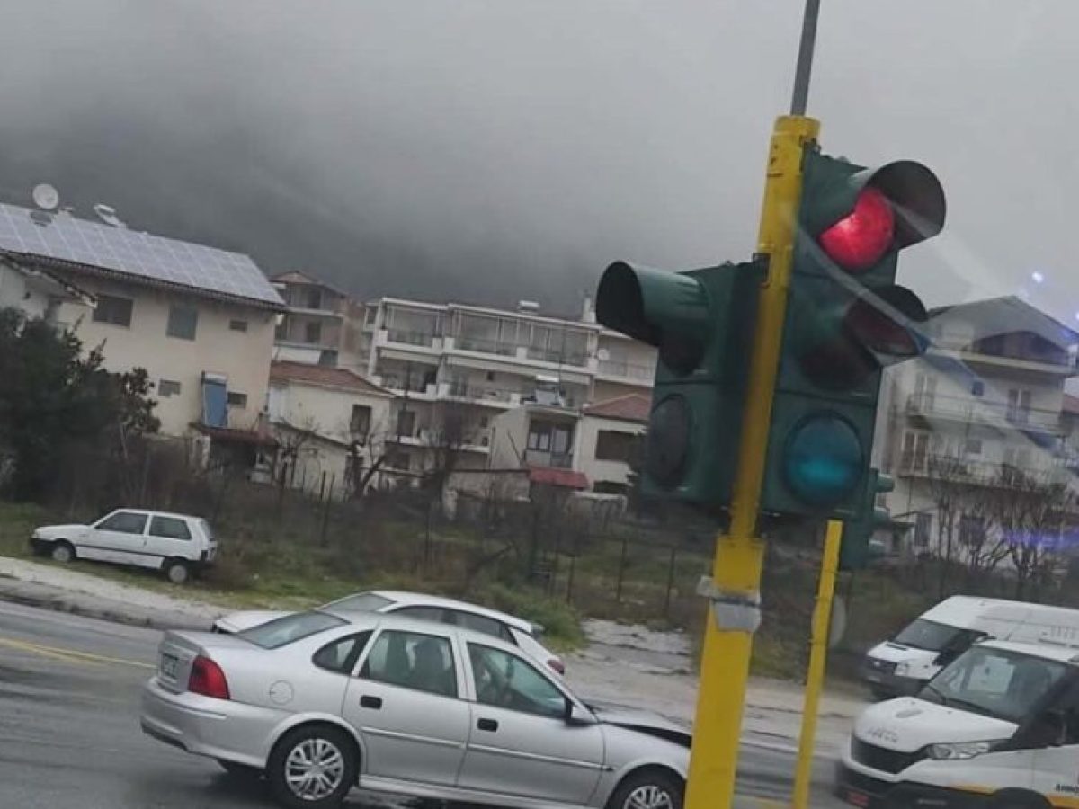 Τροχαίο ατύχημα στον κόμβο της ΔΕΗ (φωτο)