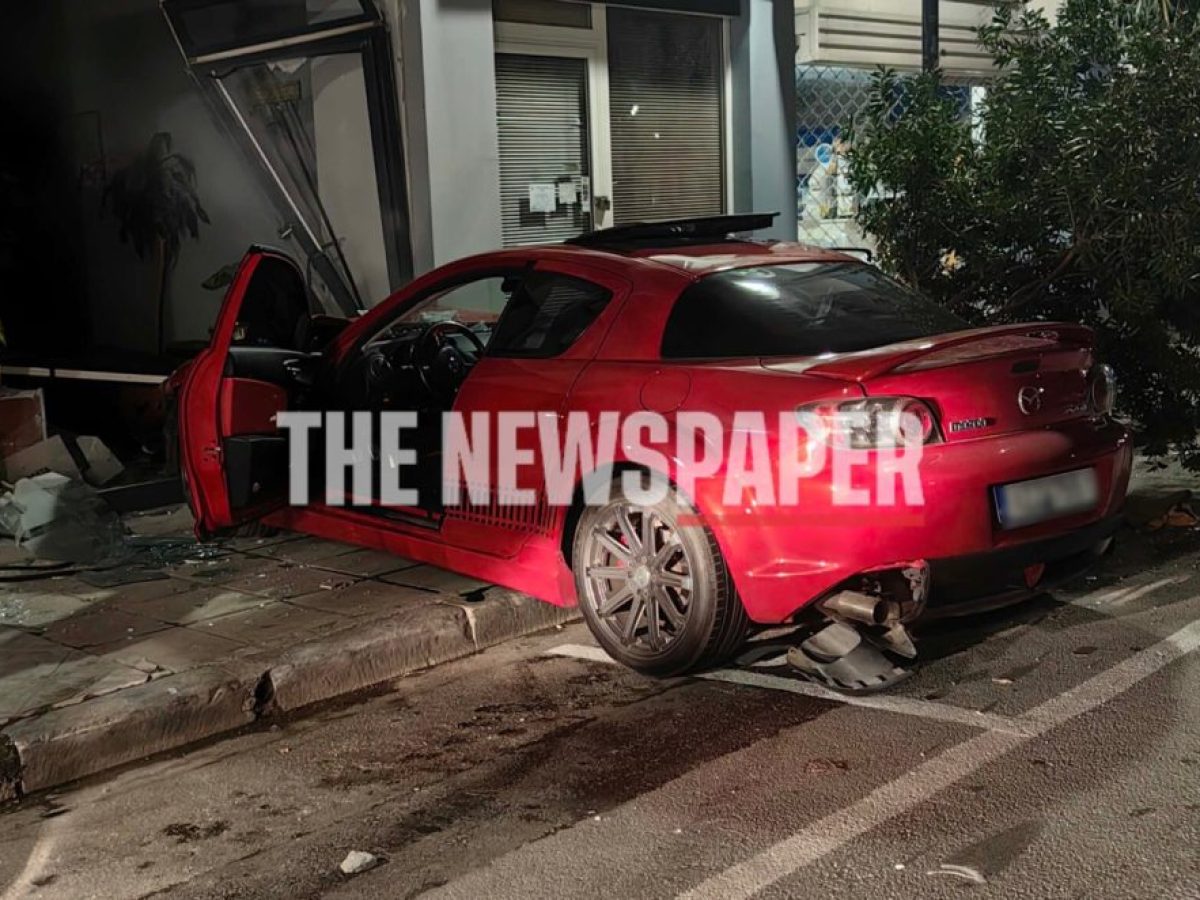 Τρομακτικό τροχαίο στα μέρη μας: Έπεσε πάνω σε δύο ΙΧ και καρφώθηκε μέσα σε φροντιστήριο – Δείτε εικόνες