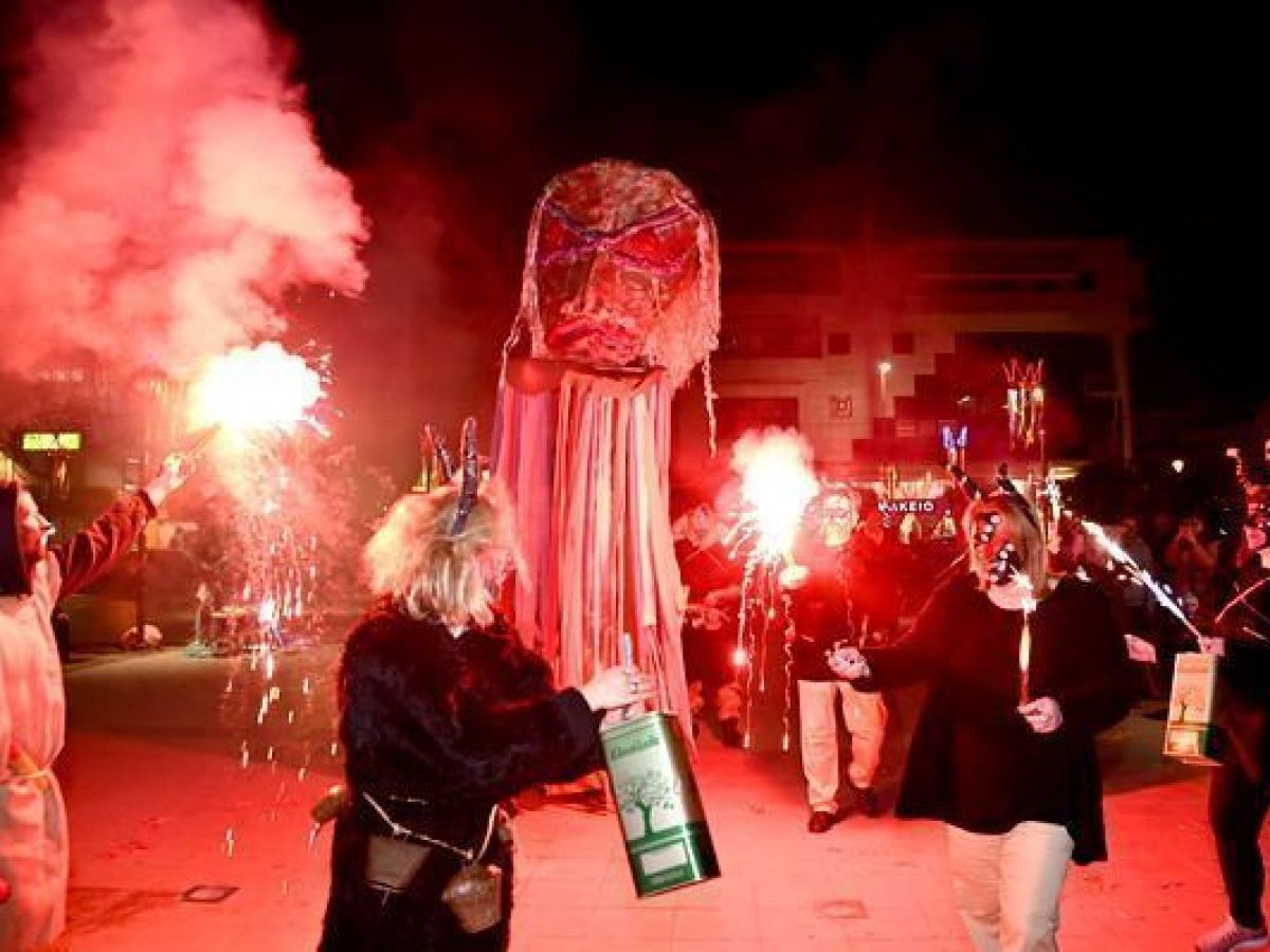 Τσικνοπέμπτη σε Μοσχάτο και Ταύρο με αποκριάτικα έθιμα και δρώμενα!