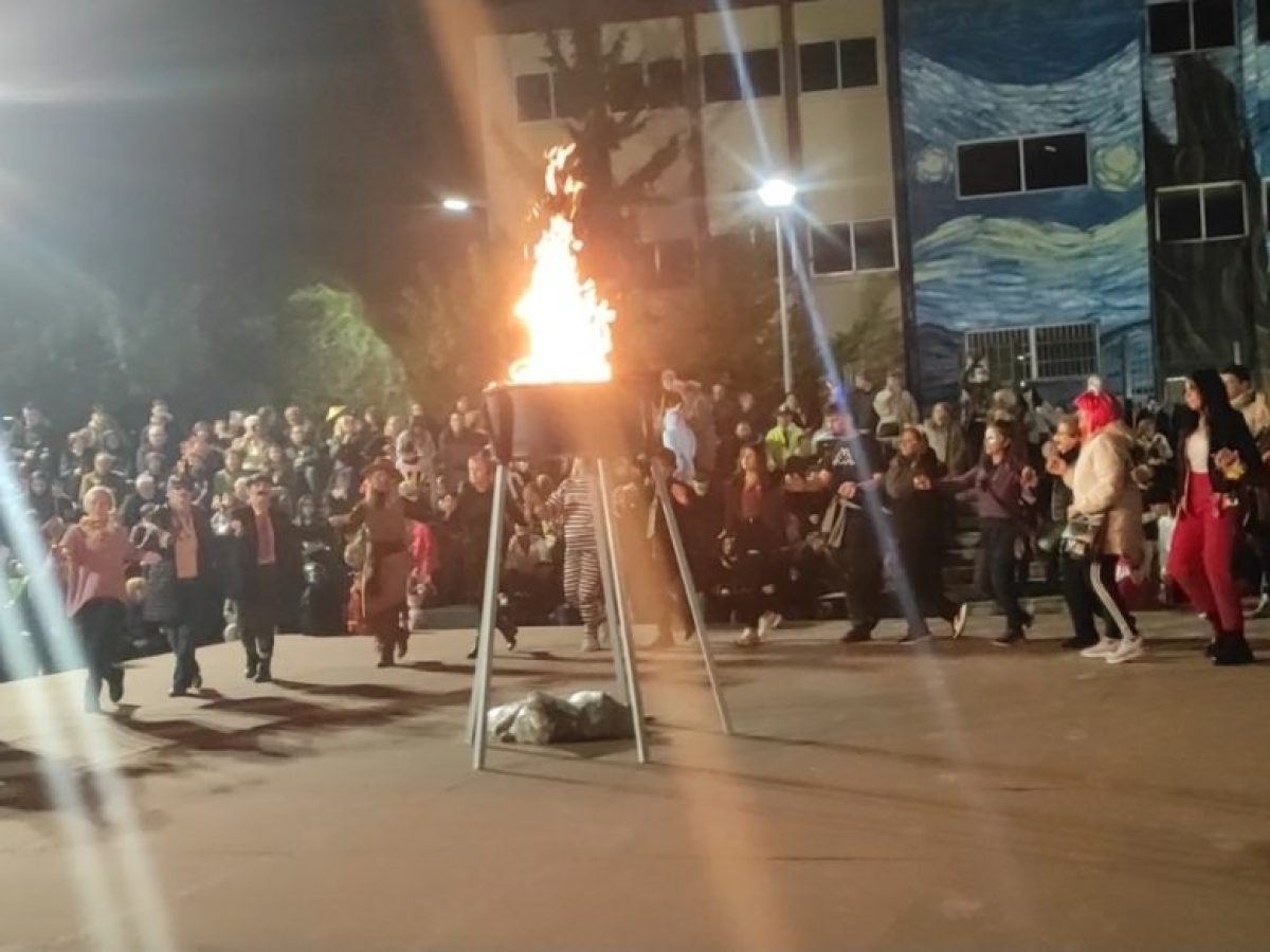 &Tau;&sigma;&iota;&kappa;&nu;&omicron;&pi;έ&mu;&pi;&tau;&eta; &sigma;&tau;&omicron;&nu; Ά&lambda;&iota;&mu;&omicron;: &Alpha;&nu;&alpha;&beta;&iota;ώ&nu;&epsilon;&iota; &tau;&omicron; έ&theta;&iota;&mu;&omicron; &tau;&omicron;&upsilon; &laquo;&Phi;&alpha;&nu;&omicron;ύ&raquo; &mu;&epsilon; &mu;&omicron;&upsilon;&sigma;&iota;&kappa;ή, &chi;&omicron;&rho;ό &kappa;&alpha;&iota; &pi;&alpha;&rho;&alpha;&delta;&omicron;&sigma;&iota;&alpha;&kappa;έ&sigmaf; &gamma;&epsilon;ύ&sigma;&epsilon;&iota;&sigmaf;