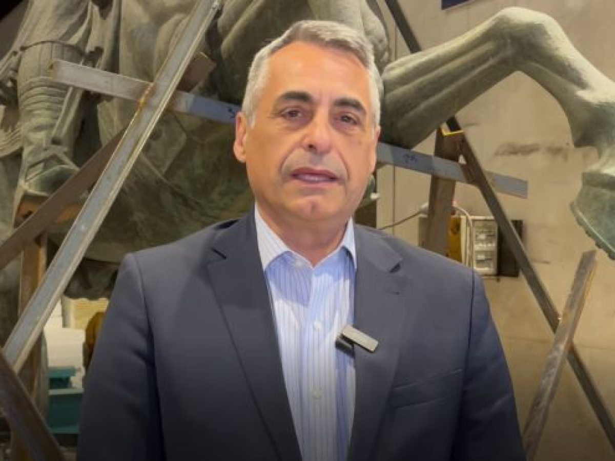 Τζιούμης σε Σμυρνιώτη: «Καλώς τον κι ας άργησε» 