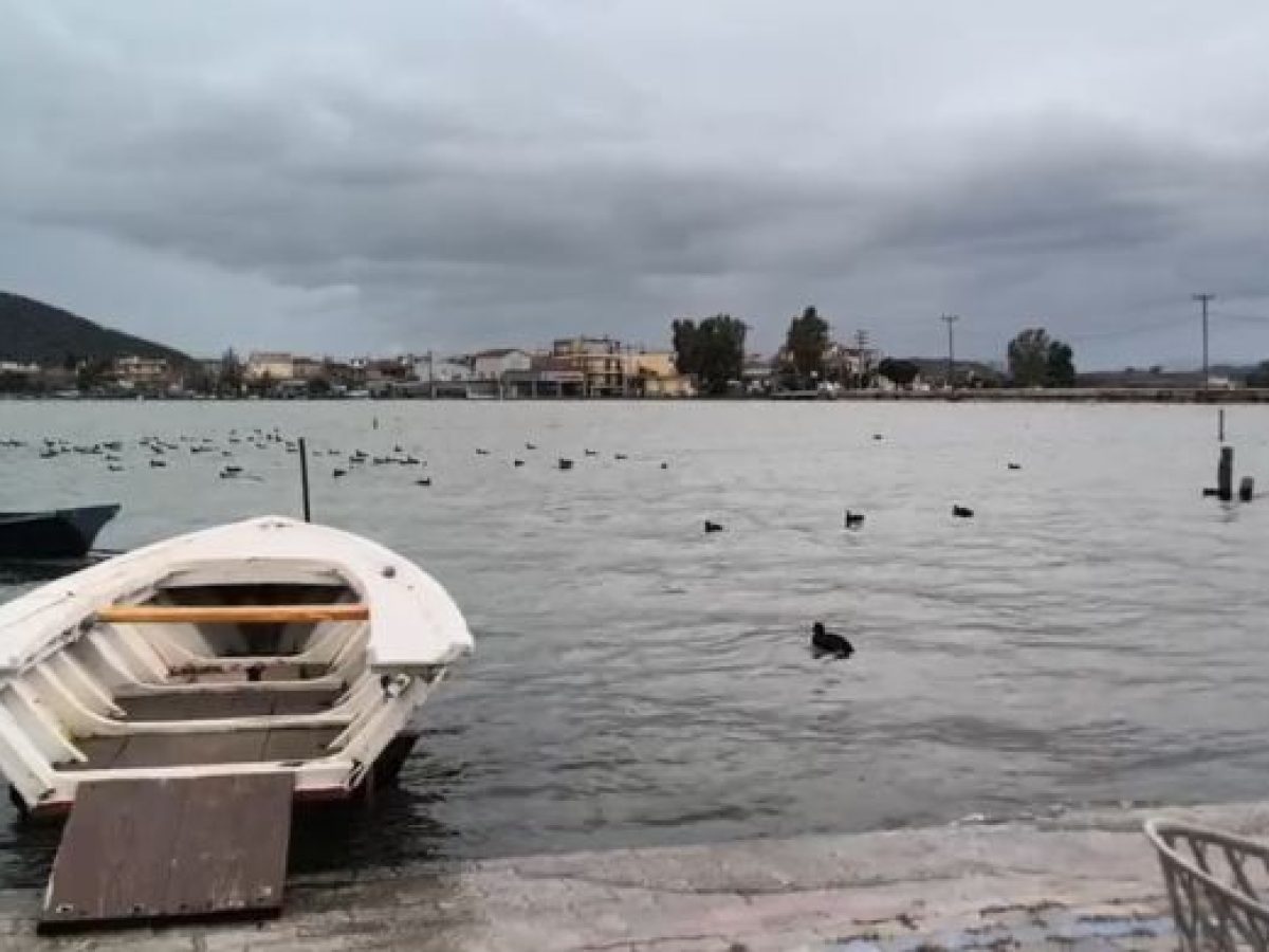 «Βγήκε» η λιμνοθάλασσα στο Αιτωλικό από τα έντονα καιρικά φαινόμενα