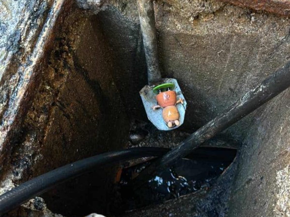 ΒΙΝΤΕΟ | Και τι δεν έβγαλε ο εργολάβος  από φρεάτιο της ΔΕΥΑΧ στην παλιά πόλη