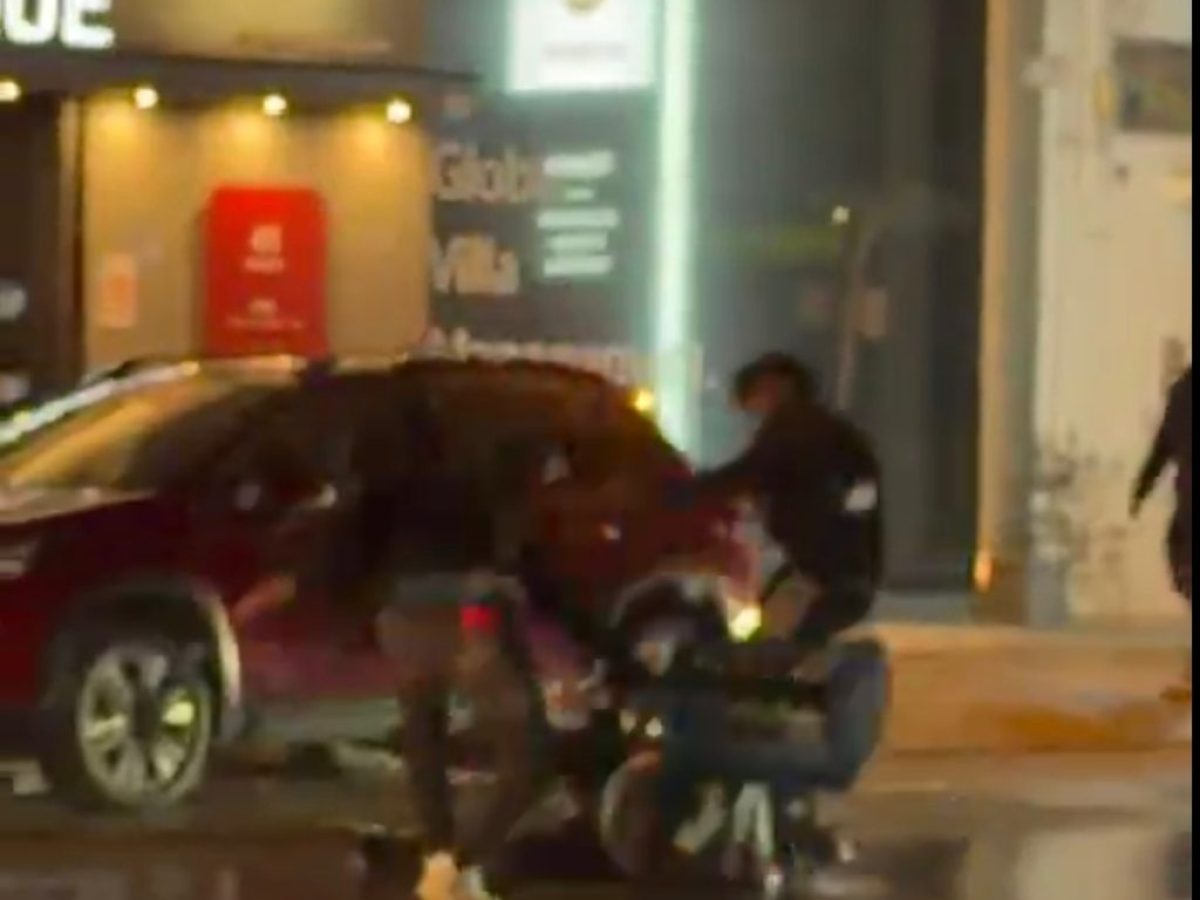 ΒΙΝΤΕΟ | Ανελέητα δολοφονικά χτυπήματα για ένα κινητό στη μέση της οδού Κισσάμου!