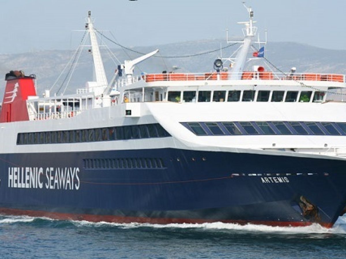 Βλάβη στο πλοίο «Άρτεμις» κατά την αναχώρησή του από Λαύριο για Κυκλάδες