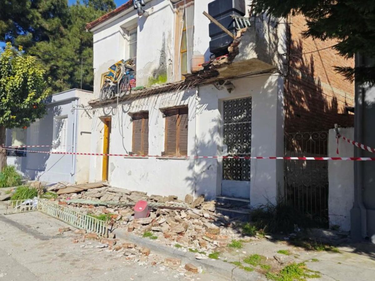 Βόλος: Γυναίκα έπεσε στον δρόμο μαζί με το μπαλκόνι