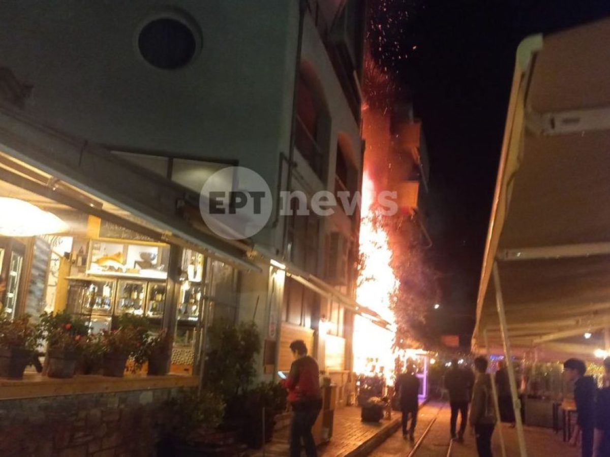 Βόλος: Μεγάλη πυρκαγιά σε παλιά μονοκατοικία στην περιοχή του Αγίου Κωνσταντίνου