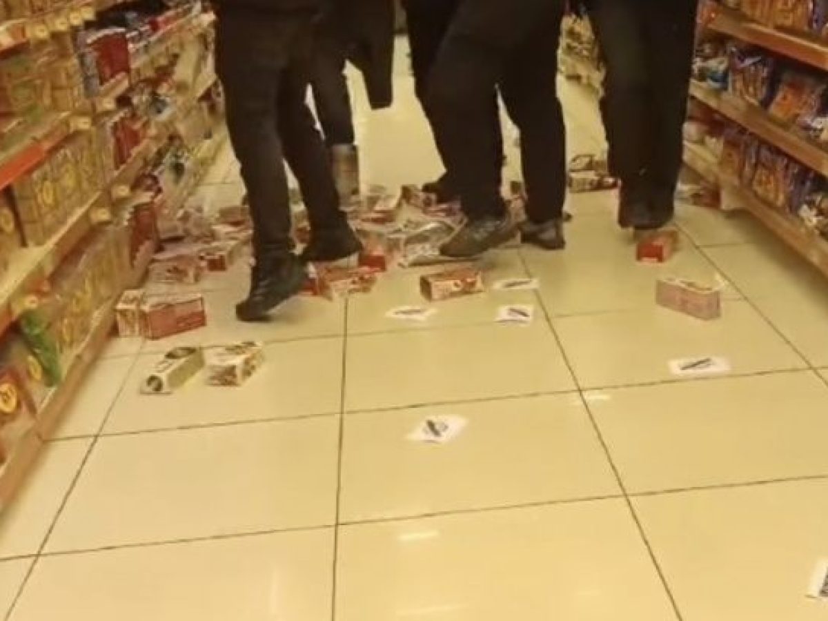 Βόλος: Νεαροί πέταξαν και ποδοπάτησαν προϊόντα «Βιολάντα» σε σούπερ μάρκετ – Τρικάκια και συνθήματα