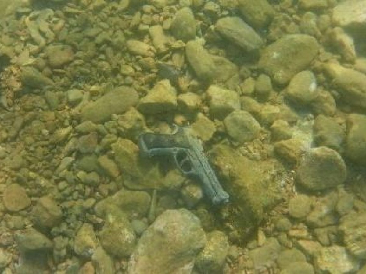 Βόλος: Πιστόλι κρότου εντοπίστηκε μέσα στη θάλασσα, λίγα μέτρα από την ακτή