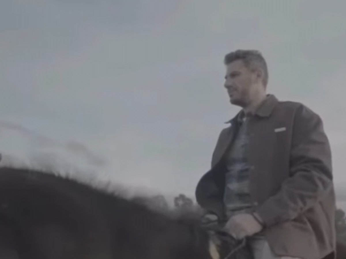 Βόνιτσα: Ατύχημα με άλογο για τον Άκη Πετρετζίκη στα γυρίσματα του «Akis Food Tour»