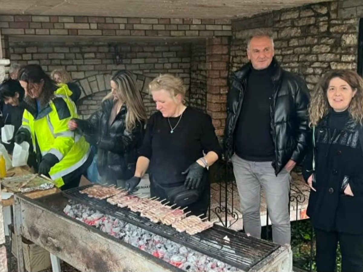 Βροχερή αλλά κεφάτη η Τσικνοπέμπτη στο Θέρμο – Η κακοκαιρία δεν «έσβησε» το γλέντι