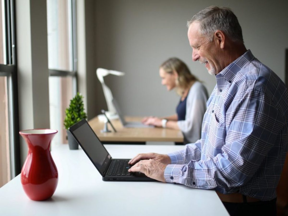 Ξεκίνησαν οι αιτήσεις για δωρεάν ψηφιακή εκπαίδευση σε άτομα 65+ και ΑμεΑ