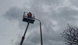 xekinise-i-topothetisi-fotistikon-LED