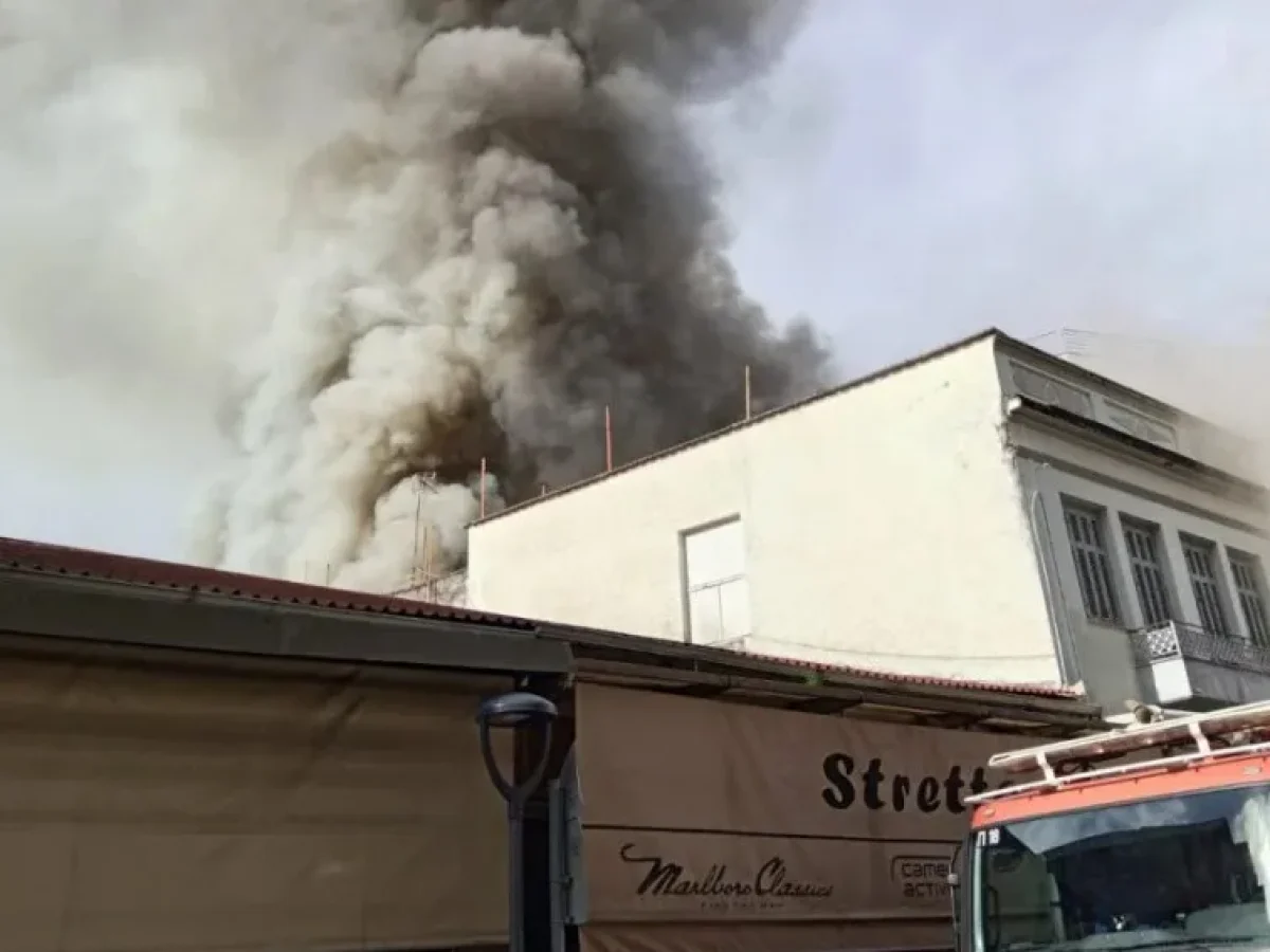 Αγρίνιο: Μεγάλη φωτιά στο κέντρο της πόλης στη Στοά Παπαγιάννη