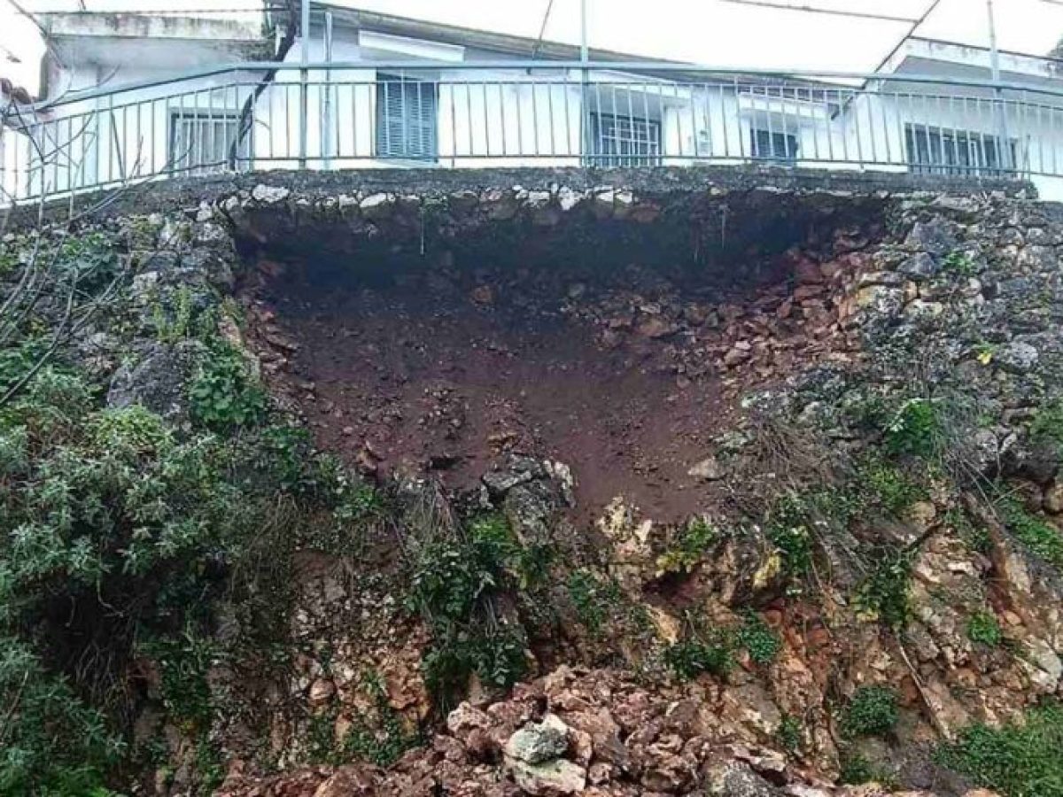 Αμφιλοχία: Κατέρρευσε μάνδρα κάτω από μπαλκόνι κατοικίας στην οδό Λιμναίας