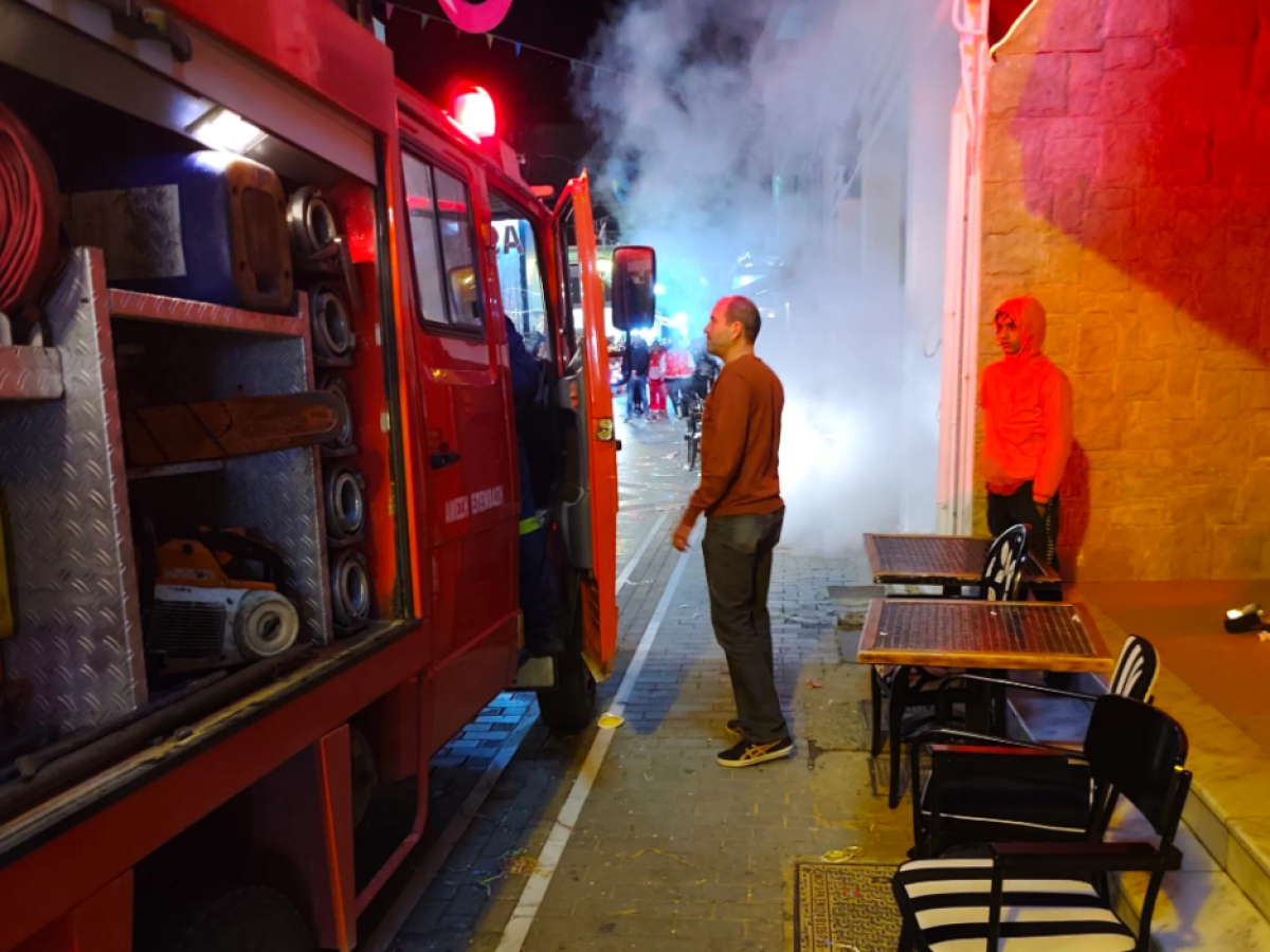 Αναστάτωση στο κέντρο του Μεσολογγίου: Καπνοί από φρεάτιο της ΔΕΗ στη Χαριλάου Τρικούπη