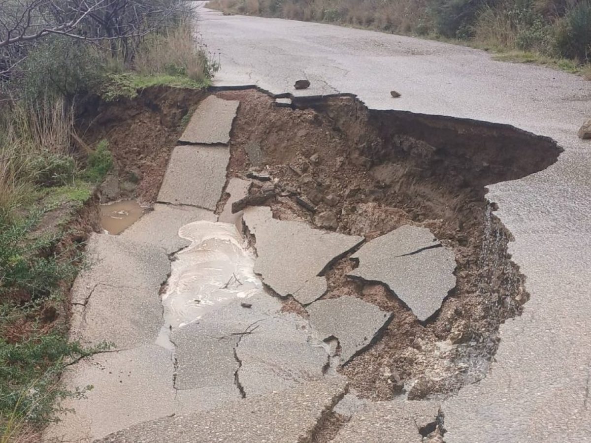 Ανω Μακρυνού Δήμου Αγρινίου: Προβλήματα στο οδικό δίκτυο από την συνεχιζόμενη κακοκαιρία (φωτο)