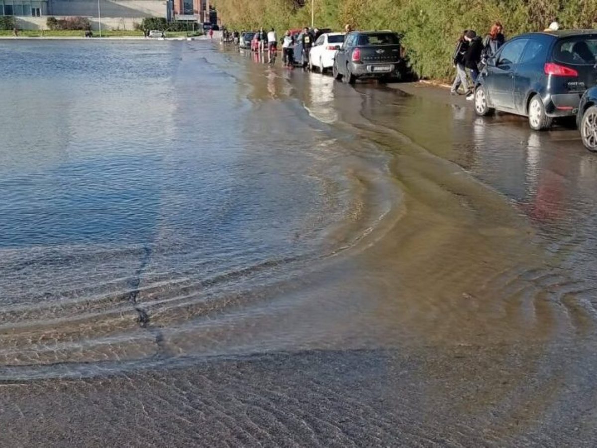 Απίστευτο: Η θάλασσα βγήκε στη στεριά στη Θεσσαλονίκη (ΦΩΤΟ)