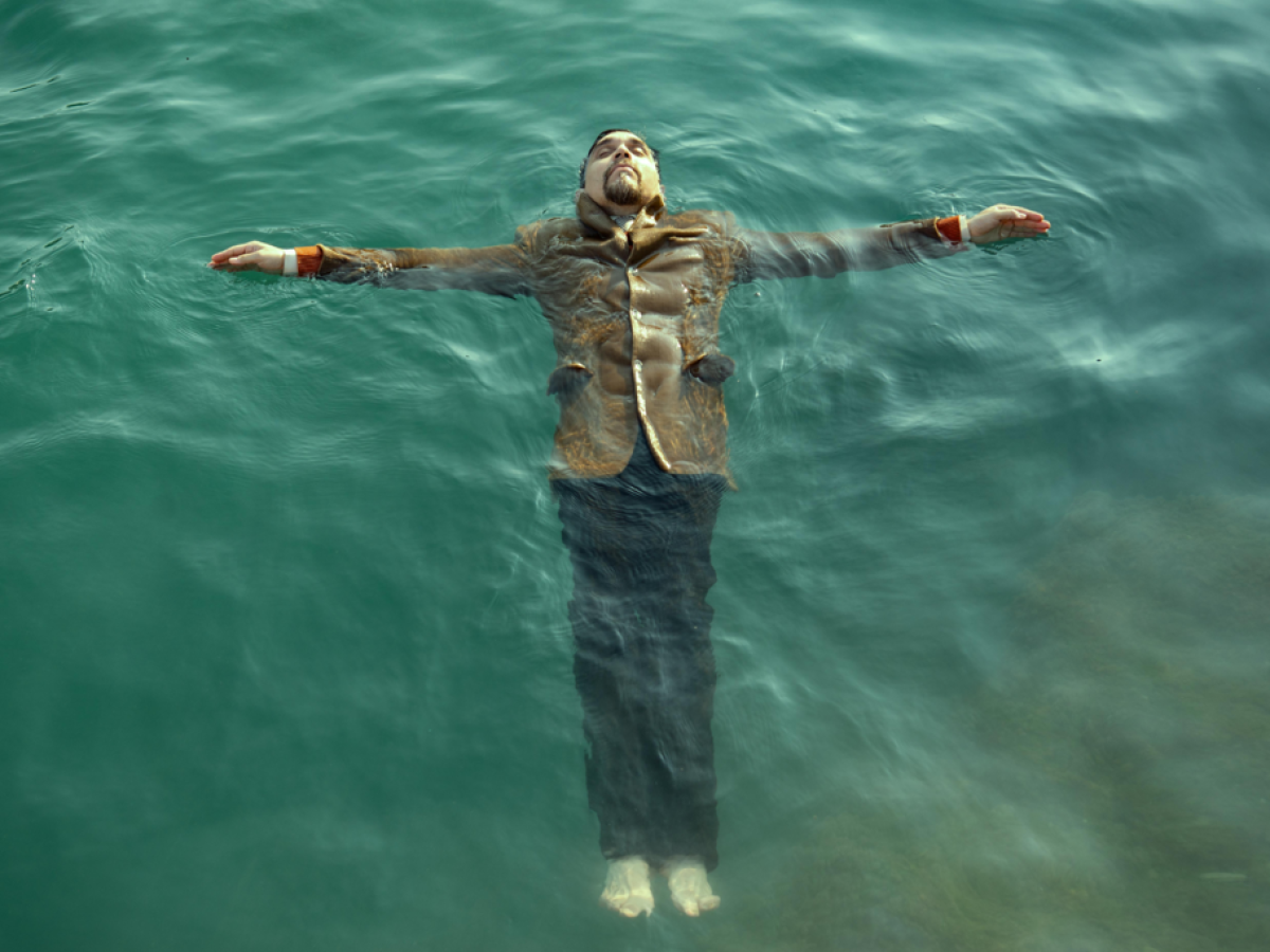 «Από Κοινού Θέατρο» Ελευθερία Κινήσεων,μαρτυρίες μετανάστευσης σε πρώτο πρόσωπο σε κείμενο και σκηνοθεσία: Ramiro Torres de Miguel