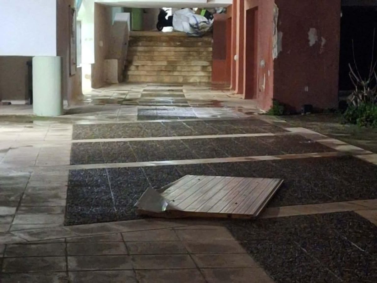 Αποκόλληση μεταλλικού στεγάστρου στη φοιτητική εστία του Πολυτεχνείου Κρήτης, «ξεσηκώνει» τους φοιτητές