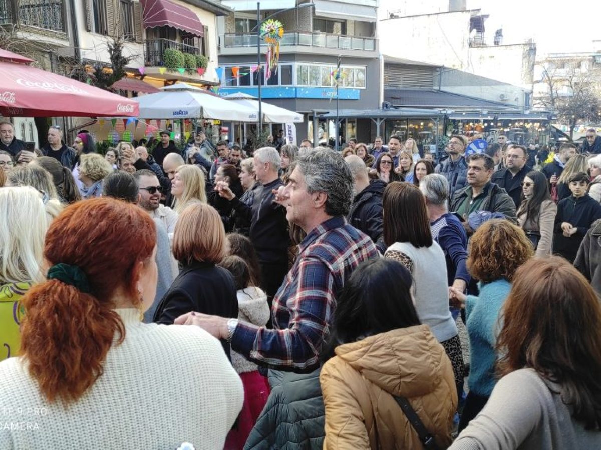 Αποκριά στη Νάουσα: Οι επισκέπτες απόλαυσαν τους Γενίτσαρους και διασκέδασν χορεύοντας. Κατάμεστο το Δημαρχείο! Βίντεο