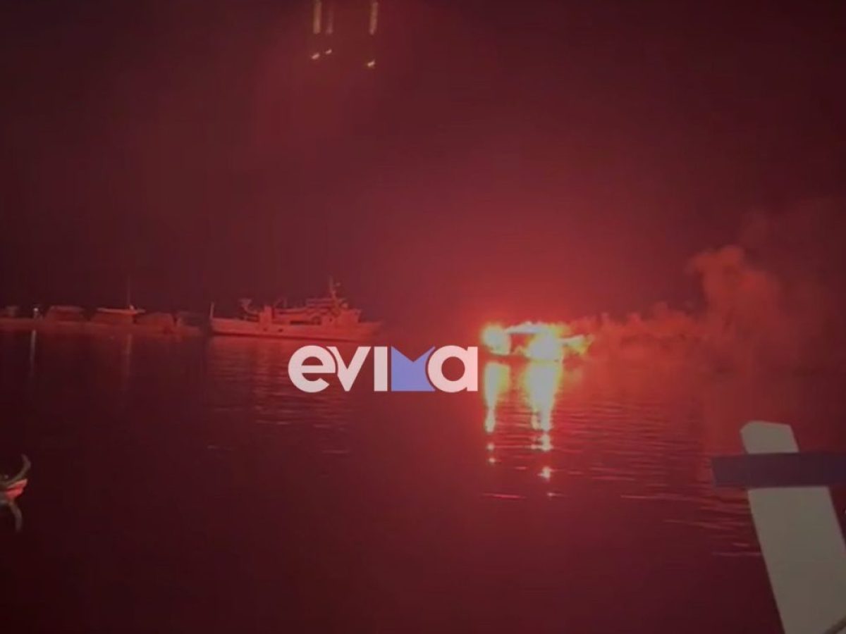 Απόκριες στην Εύβοια: Πειρατές έφτασαν με βάρκα σε γραφικό λιμάνι (vid)