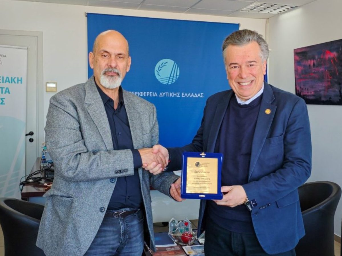 Απονομή τιμητικής πλακέτας στον Καθηγητή Σταύρο Ταραβήρα από τον Αναπλ.  Περιφερειάρχη, Χαράλαμπο Μπονάνο