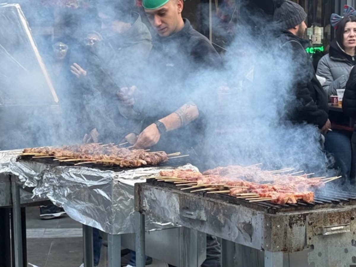 Αρώματα Παράδοσης: Τα Έθιμα της Τσικνοπέμπτης στη Λήμνο
