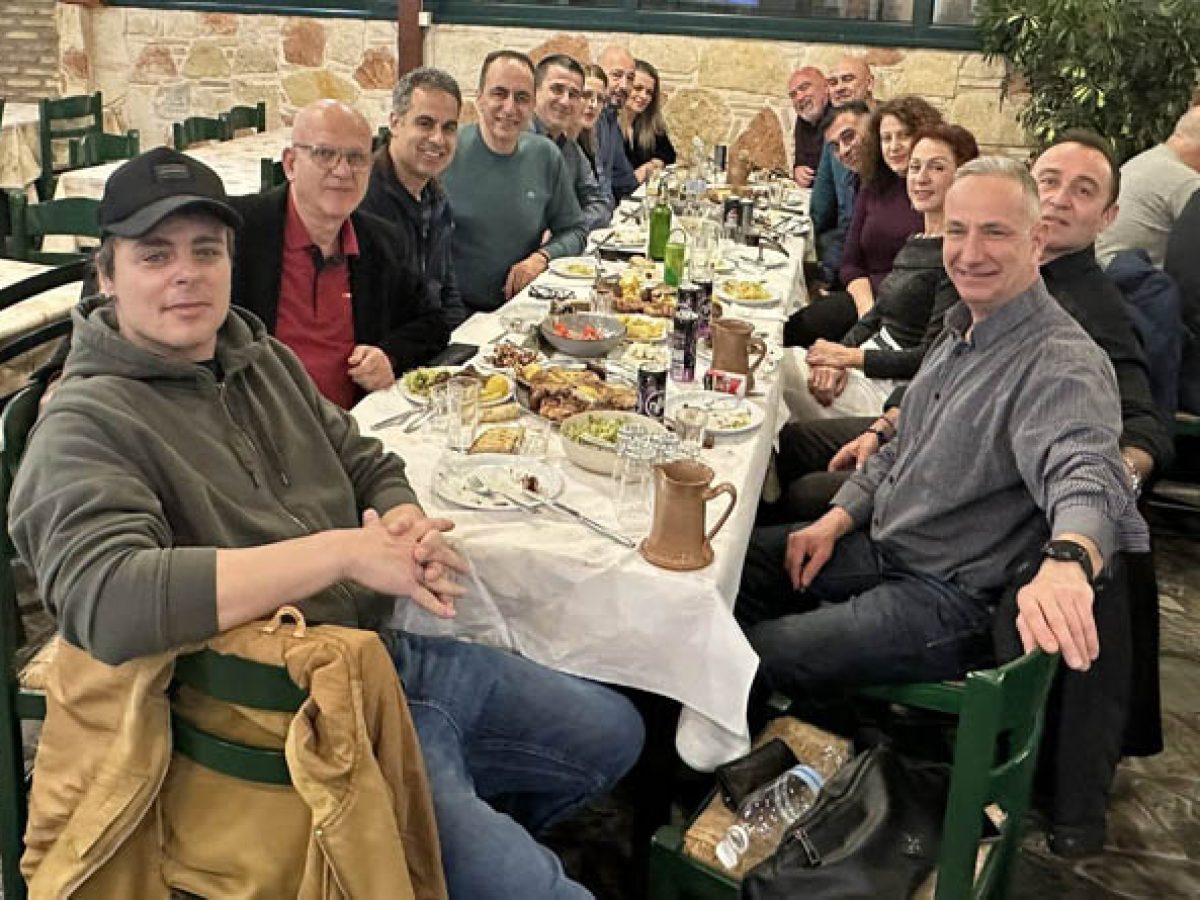 Αρτέμιδα: Οι διασώστες και οι γιατροί της κινητής μονάδας ΕΚΑΒ έκοψαν την πίτα τους