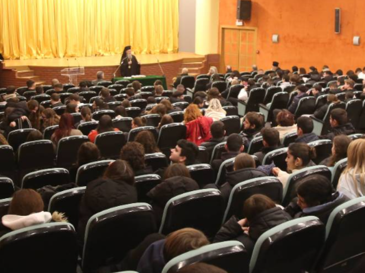 Ἐπικοινωνία τοῦ Μητροπολίτου Ναυπάκτου Ἱεροθέου μέ τά Σχολεῖα