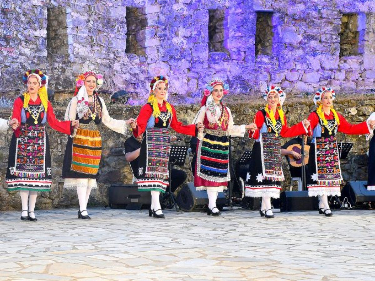 ‘’Χρώματα Παράδοσης‘’ του ΧΟΡΕΥΤΙΚΟΥ ΟΜΙΛΟΥ ΤΡΙΚΑΛΩΝ