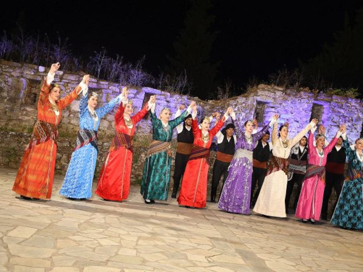 ‘’Χρώματα Παράδοσης‘’ του ΧΟΡΕΥΤΙΚΟΥ ΟΜΙΛΟΥ ΤΡΙΚΑΛΩΝ