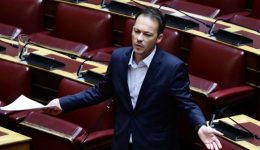 Άmesi-paremvasi-sto-&Alpha;rcheo-kastro