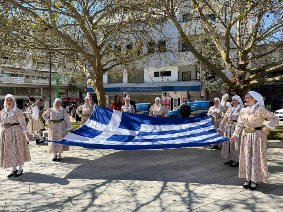 &Alpha;&gamma;&rho;ί&nu;&iota;&omicron;: &Mu;&epsilon; &lambda;&alpha;&mu;&pi;&rho;ό&tau;&eta;&tau;&alpha; &omicron; &epsilon;&omicron;&rho;&tau;&alpha;&sigma;&mu;ό&sigmaf; &tau;&eta;&sigmaf; 25&eta;&sigmaf; &Mu;&alpha;&rho;&tau;ί&omicron;&upsilon; &ndash; &Kappa;&alpha;&tau;ά&theta;&epsilon;&sigma;&eta; &sigma;&tau;&epsilon;&phi;ά&nu;&omega;&nu; &sigma;&tau;&eta;&nu; &pi;&lambda;&alpha;&tau;&epsilon;ί&alpha; &Delta;&eta;&mu;ά&delta;&eta; (&Phi;&Omega;&Tau;&Omicron;)