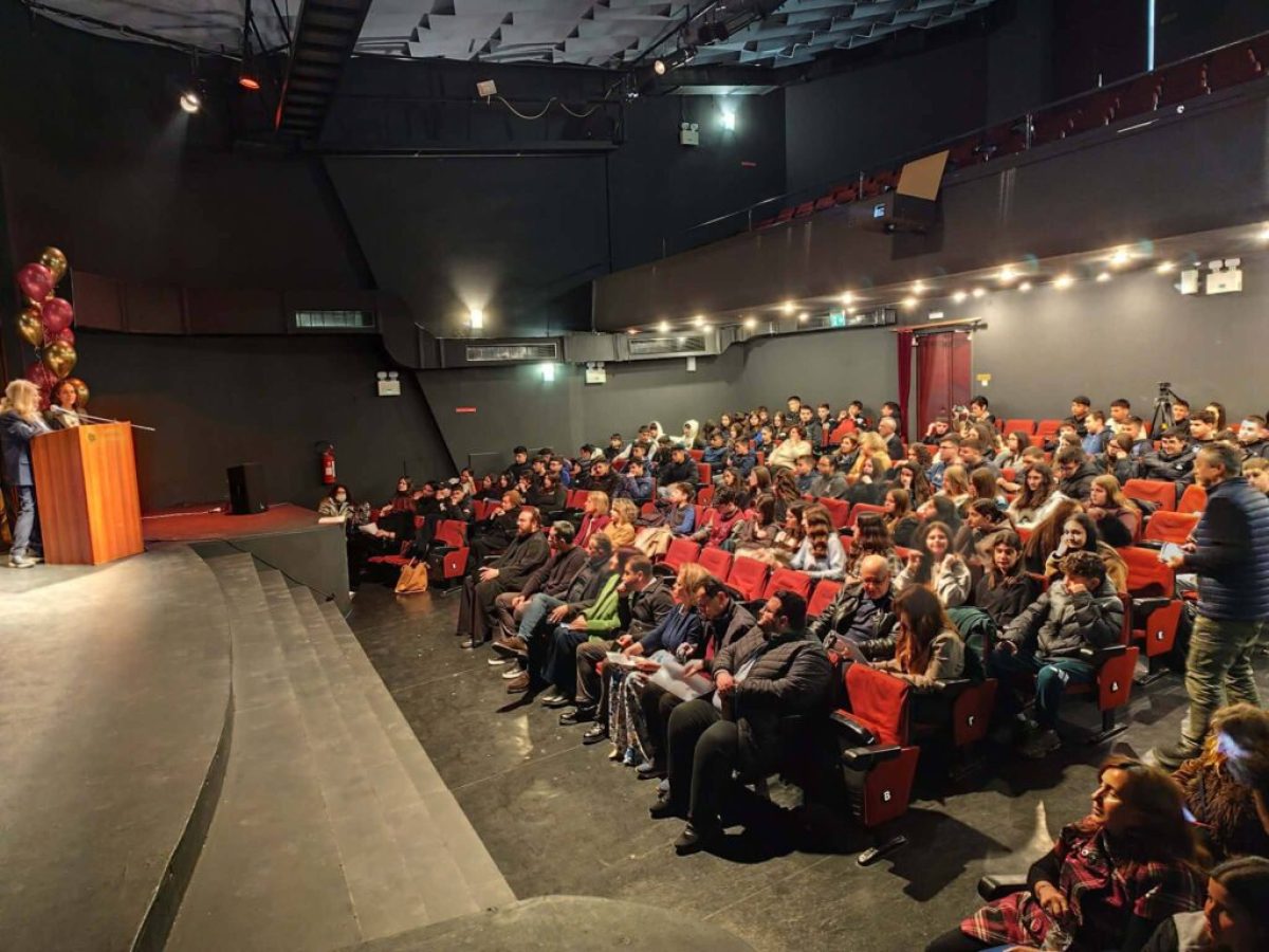 &Alpha;&gamma;&rho;ί&nu;&iota;&omicron;: &Tau;&omicron; 14&omicron; &Mu;&alpha;&theta;&eta;&tau;&iota;&kappa;ό &Phi;&epsilon;&sigma;&tau;&iota;&beta;ά&lambda; &Theta;&epsilon;ά&tau;&rho;&omicron;&upsilon; έ&rho;&iota;&xi;&epsilon; &alpha;&upsilon;&lambda;&alpha;ί&alpha;