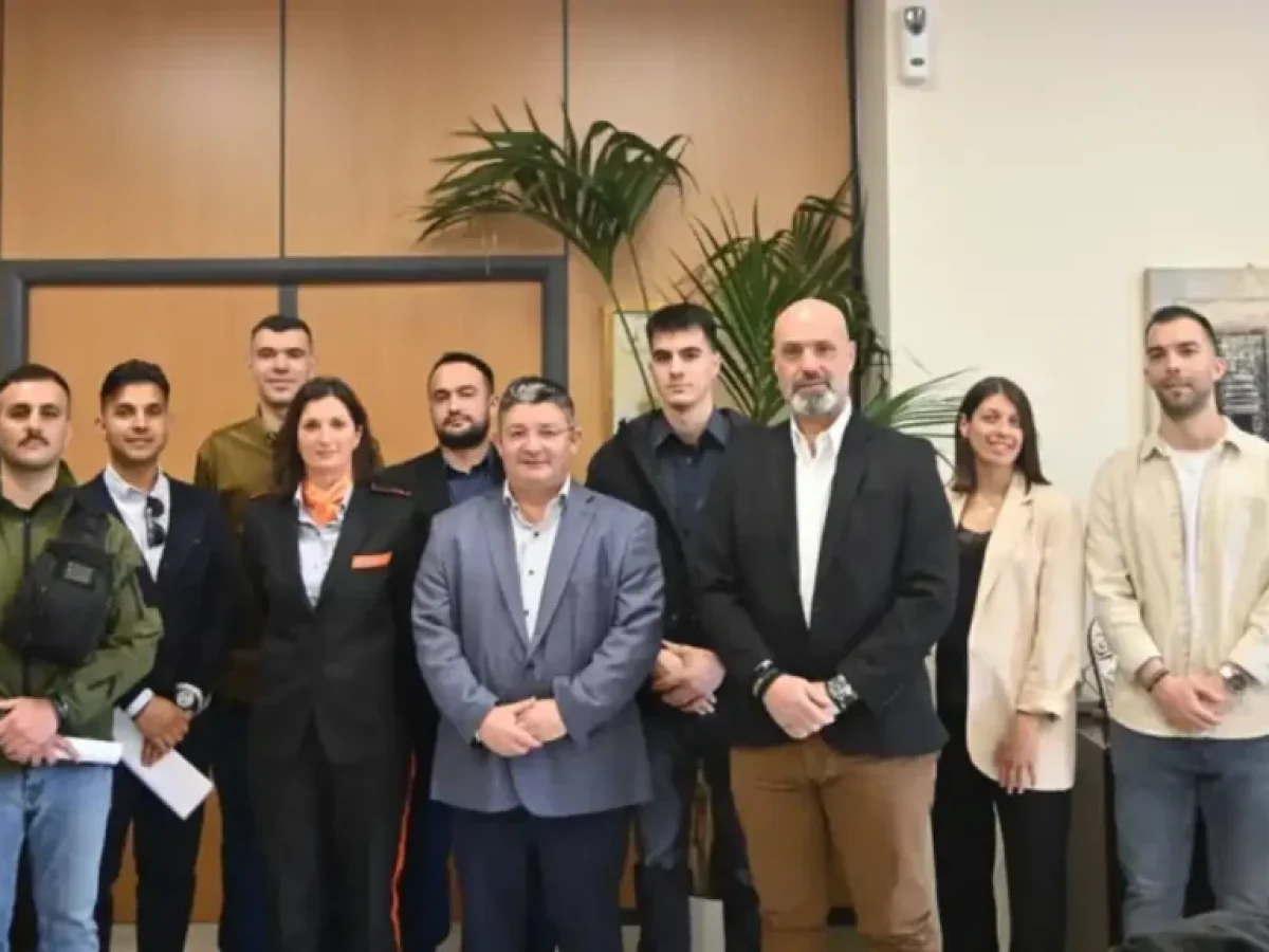 &Alpha;&nu;ά&sigma;&alpha;&raquo; &alpha;&sigma;&phi;&alpha;&lambda;&epsilon;ί&alpha;&sigmaf; &sigma;&tau;&omicron; &Mu;&epsilon;&nu;ί&delta;&iota;: &Pi;&iota;ά&nu;&omicron;&upsilon;&nu; ά&mu;&epsilon;&sigma;&alpha; &delta;&omicron;&upsilon;&lambda;&epsilon;&iota;ά 12 &nu;έ&alpha; &sigma;&tau;&epsilon;&lambda;έ&chi;&eta; &sigma;&tau;&eta; &Delta;&eta;&mu;&omicron;&tau;&iota;&kappa;ή &Alpha;&sigma;&tau;&upsilon;&nu;&omicron;&mu;ί&alpha;