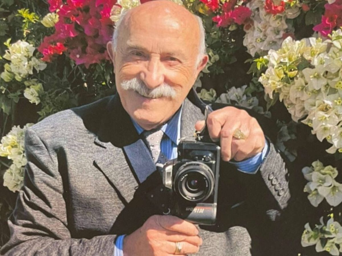 &Alpha;&nu;&delta;&rho;έ&alpha;&sigmaf; &Pi;&alpha;&tau;&sigma;&iota;ά&beta;&omicron;&sigmaf;: 90 &Chi;&rho;ό&nu;&iota;&alpha; &Zeta;&omega;ή&sigmaf;, &Phi;&omega;&tau;&omicron;&gamma;&rho;&alpha;&phi;ί&alpha;&sigmaf; &kappa;&alpha;&iota; &Iota;&sigma;&tau;&omicron;&rho;ί&alpha;&sigmaf; &sigma;&tau;&eta; &Mu;&epsilon;&lambda;&beta;&omicron;ύ&rho;&nu;&eta;