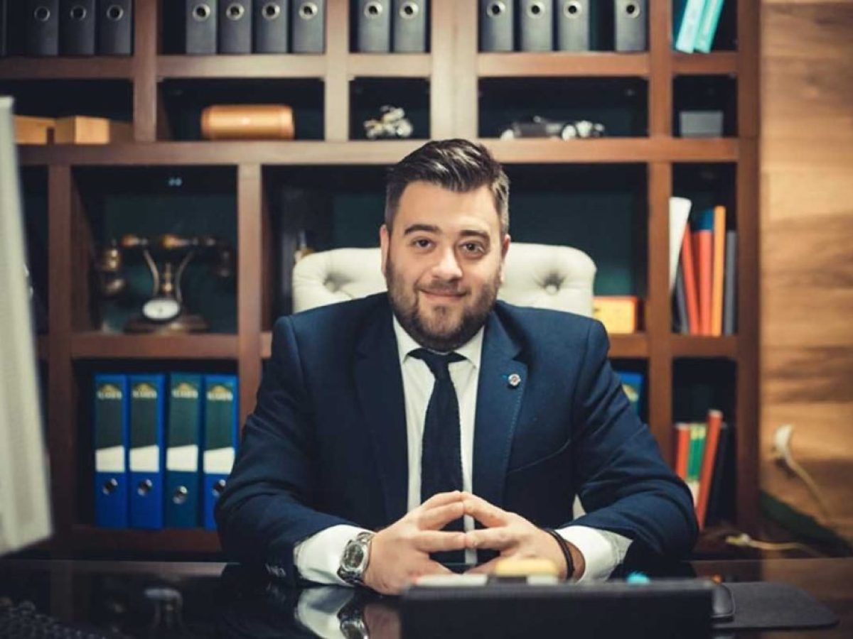 &Alpha;&nu;&tau;&iota;&pi;&omicron;&lambda;ί&tau;&epsilon;&upsilon;&sigma;&eta; &mu;&epsilon; ύ&phi;&omicron;&sigmaf;&hellip; &kappa;&alpha;&phi;&epsilon;&nu;&epsilon;ί&omicron;&upsilon; &gamma;&iota;&alpha; &tau;&omicron;&nu; &Mu;ύ&lambda;&omicron; &Xi;&omega;&tau;&iota;&kappa;ώ&nu;