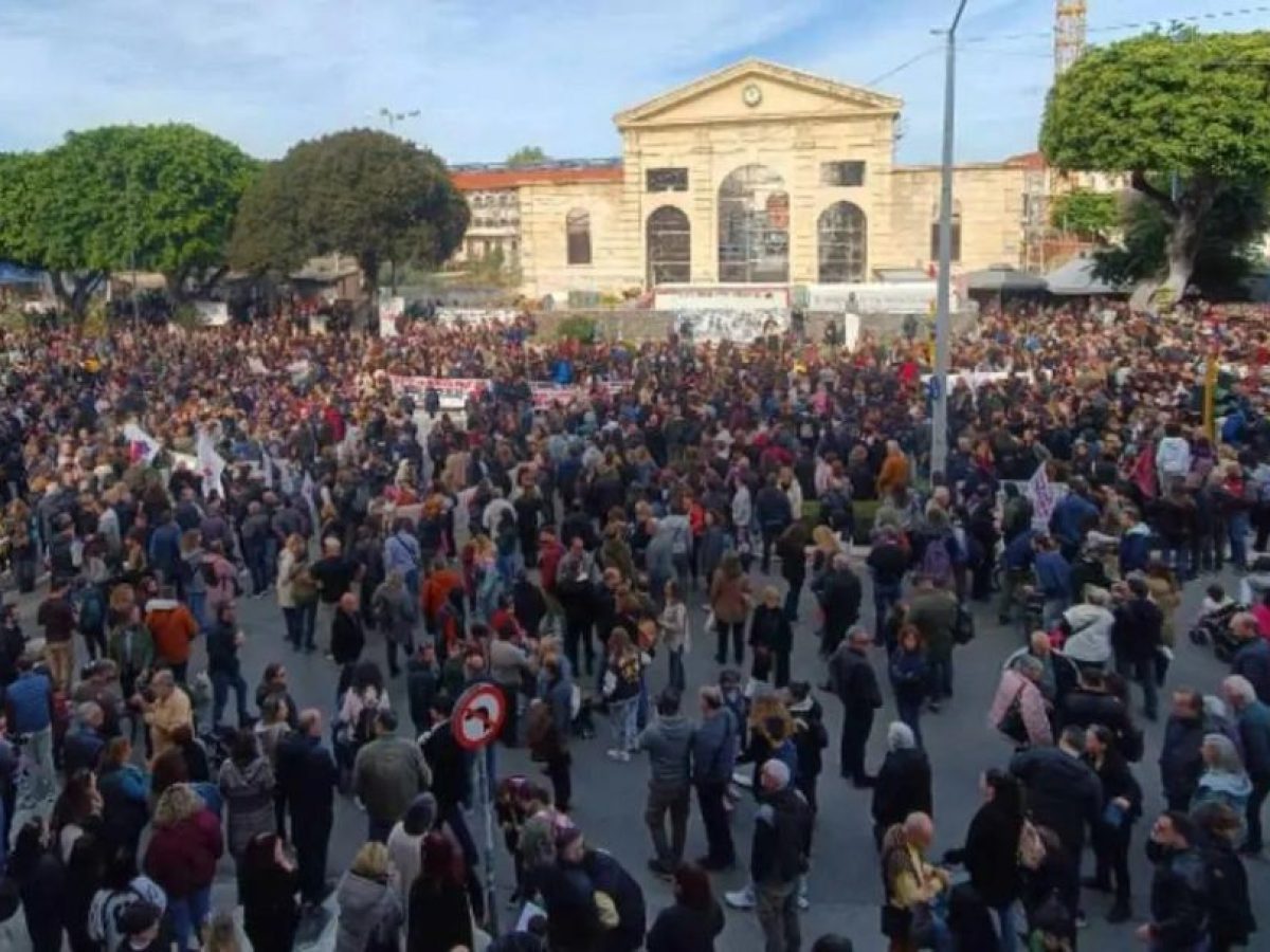 &Alpha;&pi;&epsilon;&rho;&gamma;ί&alpha; 28 &Phi;&epsilon;&beta;&rho;&omicron;&upsilon;&alpha;&rho;ί&omicron;&upsilon;: &Pi;&alpha;&rho;&alpha;&lambda;ύ&epsilon;&iota; &eta; &chi;ώ&rho;&alpha; &alpha;&pi;ό &tau;&alpha; &sigma;&upsilon;&lambda;&lambda;&alpha;&lambda;&eta;&tau;ή&rho;&iota;&alpha; &gamma;&iota;&alpha; &tau;&alpha; &Tau;έ&mu;&pi;&eta; &ndash; &Omicron;&iota; &sigma;&upsilon;&gamma;&kappa;&epsilon;&nu;&tau;&rho;ώ&sigma;&epsilon;&iota;&sigmaf; &sigma;&tau;&eta;&nu; &Kappa;&rho;ή&tau;&eta;