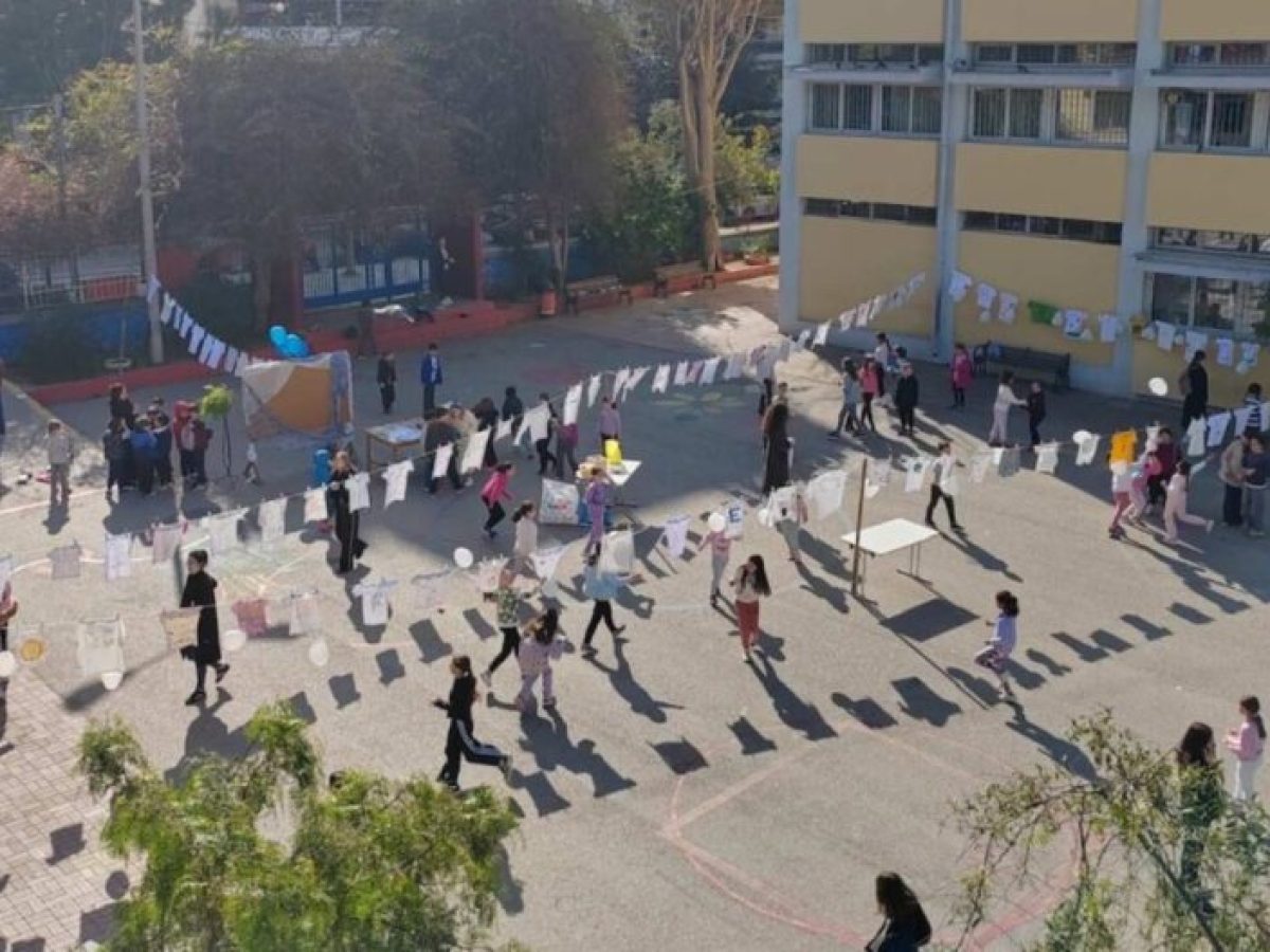 &laquo;&Alpha;&pi;&lambda;ώ&nu;&omicron;&upsilon;&mu;&epsilon; &tau;&eta;&nu; &epsilon;&upsilon;&tau;&upsilon;&chi;ί&alpha;&raquo;: &Mu;&iota;&alpha; &sigma;&upsilon;&gamma;&kappa;&iota;&nu;&eta;&tau;&iota;&kappa;ή &delta;&rho;ά&sigma;&eta; &pi;&rho;&omicron;&sigma;&phi;&omicron;&rho;ά&sigmaf; &kappa;&alpha;&iota; &delta;&eta;&mu;&iota;&omicron;&upsilon;&rho;&gamma;ί&alpha;&sigmaf; &sigma;&tau;&omicron; 1&omicron; &Delta;&eta;&mu;&omicron;&tau;&iota;&kappa;ό &Sigma;&chi;&omicron;&lambda;&epsilon;ί&omicron; &Nu;έ&alpha;&sigmaf; &Sigma;&mu;ύ&rho;&nu;&eta;&sigmaf;